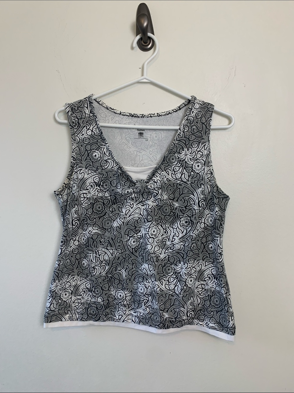 Reitmans Black & White Paisley V-Neck Yoga Top